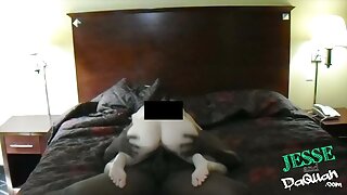 Молода брюнетка маленька Каприз грає зі порно мати своєю улюбленою секс-іграшкою
