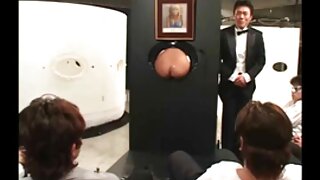 Брудна брюнетка з великими грудьми з пристрастю смокче сосиску свого спраглого порно син з мамою чоловіка